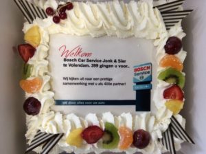 Taart voor Autobedrijf Jonk & Sier uit Volendam, de 400ste Bosch Car Service vestiging