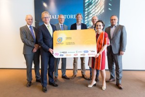 Hans de Boer (VNO NCW) krijgt de BudgetZeker uitgereikt. Fotocredits: Chantal Bekker / Samen op Reis