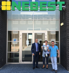 Bij Nebest wordt de wisselbeker in ontvangst genomen