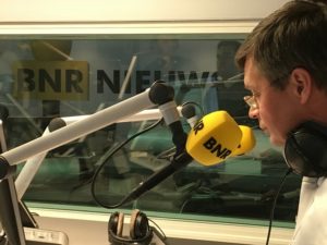 AIA-juryvoorzitter Jan Peter Balkenende kondigde de genomineerde innovaties live aan tijdens BNR De Nationale Autoshow