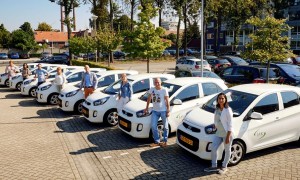 De 8 IAK-medewerkers en hun Picanto's