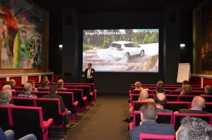 In groepen kregen de deelnemers uitleg over de hybride-strategie van Toyota en Lexus